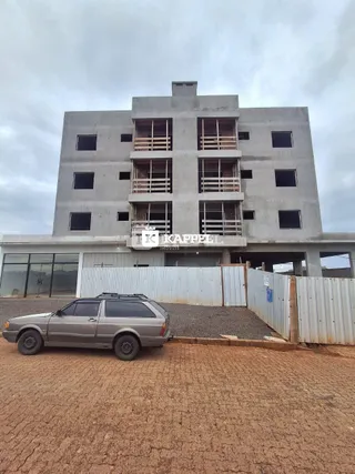 Fachada de um prédio de concreto em Lajeado, Brasil, com estrutura aparente.