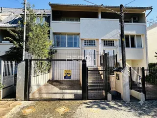 Fachada de uma residência em Lajeado, Brasil, com portão de ferro.