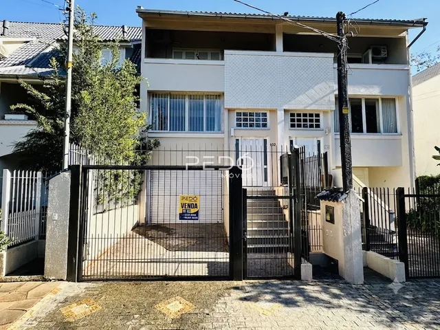 Fachada de uma residência em Lajeado, Brasil, com portão de ferro.