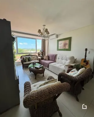 Sala de estar com sofá e móveis de vime em um imóvel no Brasil.