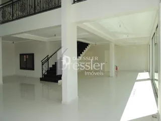 Vista interna de uma sala de estar clara com acesso a um terraço.