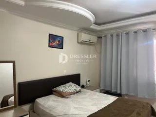 Quarto com cama e janela em um imóvel no Brasil.