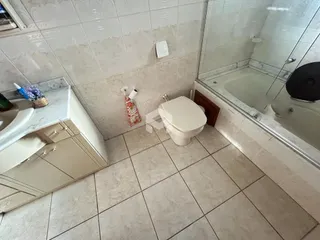 Foto de um banheiro com piso de cerâmica e box de vidro.