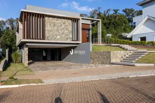 Fachada de uma casa moderna em Lajeado, Brasil.