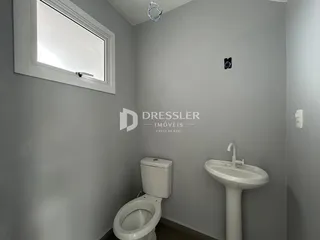 Foto de um banheiro interno com janela.