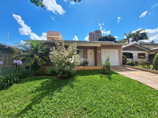 Fachada de uma casa em Lajeado com jardim verde.