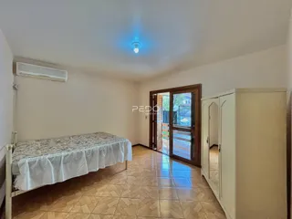 Quarto com cama e armário em um imóvel no Brasil.