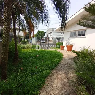 Vista externa de uma propriedade em Lajeado, Brasil, mostrando o jardim e a fachada da casa.