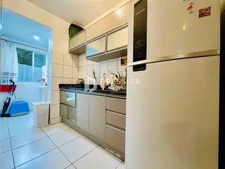 Foto de uma cozinha com armários brancos e piso cerâmico.