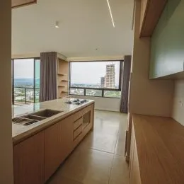 Sala com grandes janelas oferecendo uma vista panorâmica.