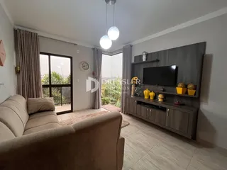 Sala de estar com sofá e vista para o exterior.