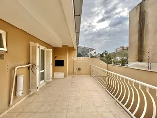 Varanda com piso de cerâmica e grade de segurança.