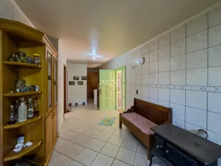Hall de entrada com armários de madeira e piso cerâmico em uma residência.