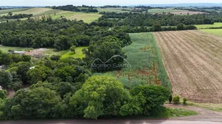 Vista aérea de uma paisagem rural com campos e vegetação densa.
