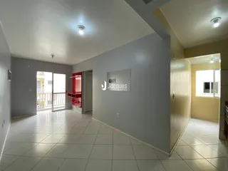 Hall de entrada com piso de cerâmica e paredes cinzas.