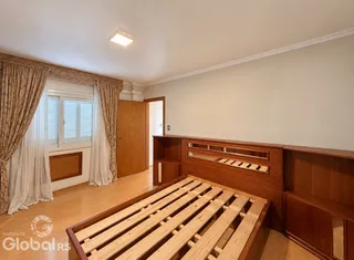 Foto de um ambiente interno com piso de madeira e painéis de madeira.