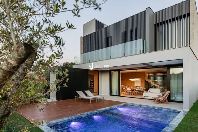 Fachada de uma casa moderna com piscina e deck em Lajeado.