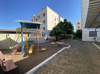 Área externa com estrutura de playground e piso de tijolos