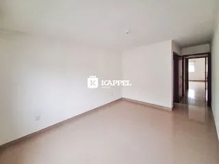Sala ampla com piso claro e paredes brancas em um imóvel em Lajeado.