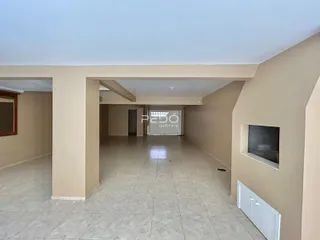 Hall de entrada com piso de cerâmica claro no imóvel.