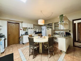 Imagem de uma sala de jantar com cozinha em um imóvel no Brasil.