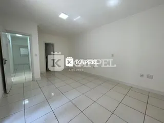 Foto de um cômodo interno com piso de cerâmica e paredes brancas.