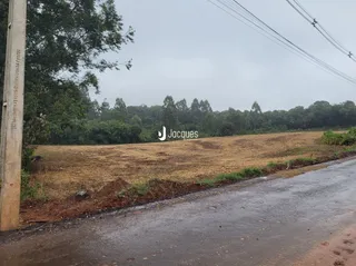 Vista da propriedade com campo seco e estrada de terra em Lajeado.