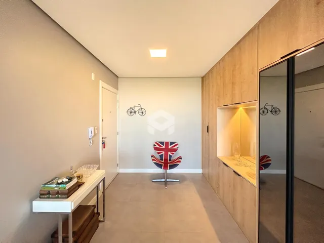 Corredor com painel de madeira e mesa de console branca.