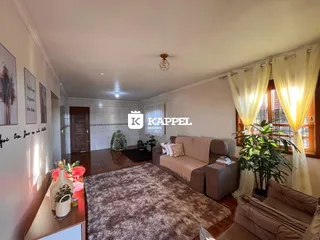 Sala de estar com sofá e piso de madeira.