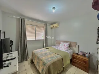 Quarto com cama e janela em um imóvel no Brasil.