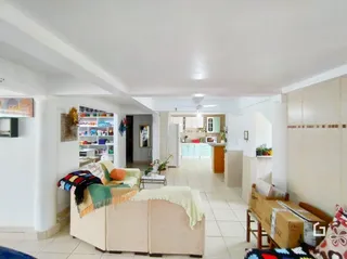 Vista interna de um corredor ou sala de estar de uma propriedade em Lajeado.