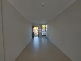A foto mostra um corredor interno de uma residência.