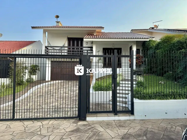 Foto da fachada de uma residência com portão de ferro em Lajeado, Brasil.
