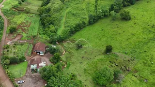 Vista aérea de uma propriedade rural com vegetação exuberante em Lajeado, Brasil.