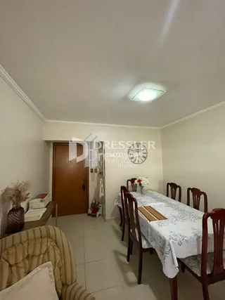 Hall de entrada com porta de madeira em uma residência.