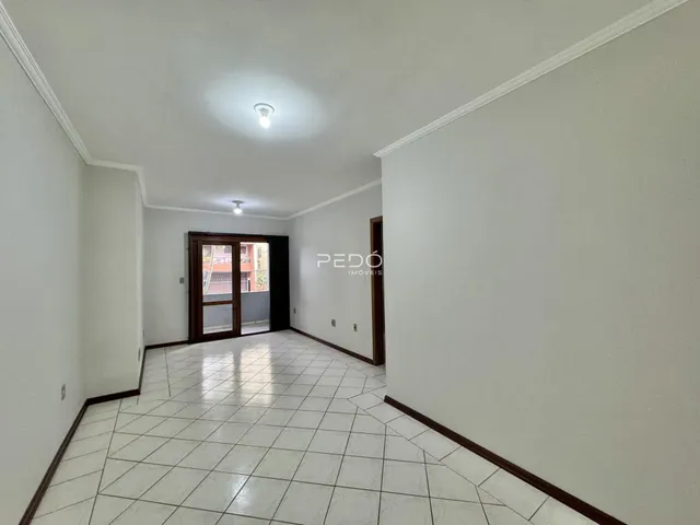 Hall de entrada com piso de cerâmica e portas de madeira.