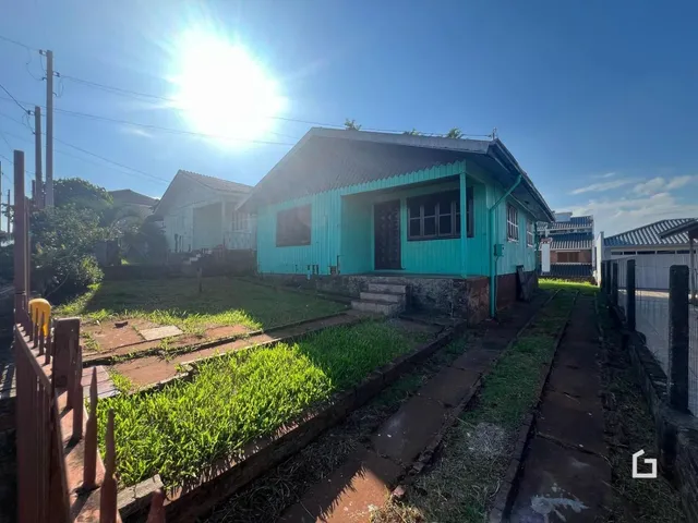 Fachada de uma casa em Lajeado, Brasil, com jardim e área externa.