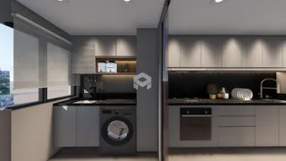 Cozinha moderna com armários cinzas e bancadas escuras.