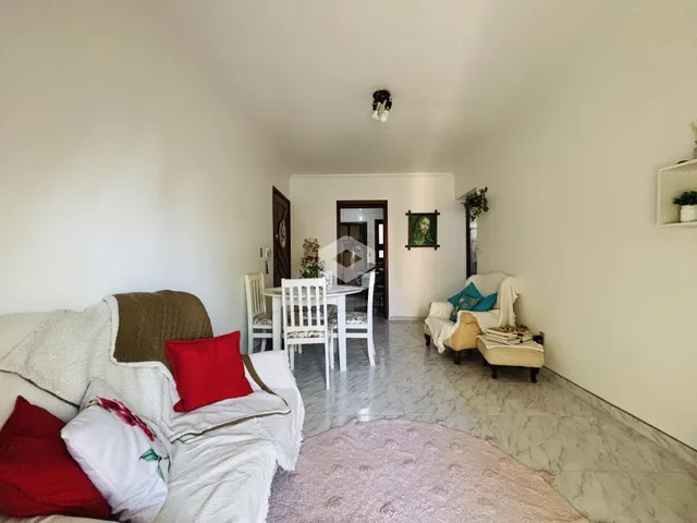 Sala de estar com sofá e mesa de jantar em ambiente claro.
