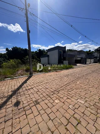 Vista da fachada de uma propriedade pavimentada com tijolos.