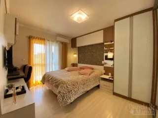 Quarto com cama e armário em um imóvel.