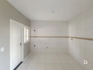 Hall de corredor com piso e paredes brancas.