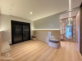 Sala de estar com piso de madeira clara e paredes claras.