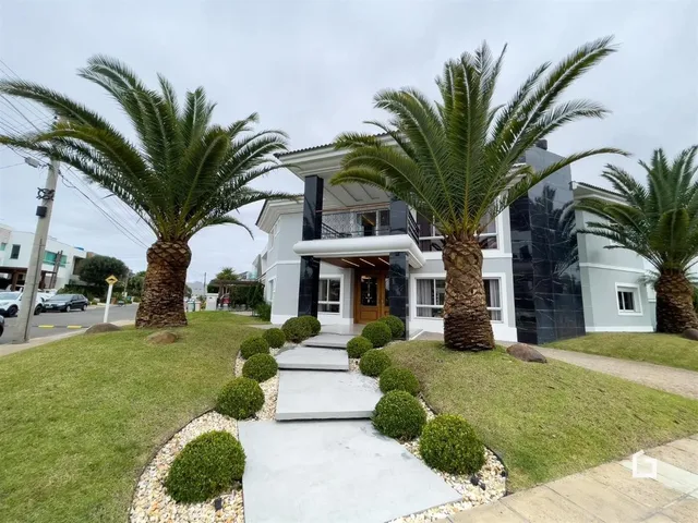 Fachada de uma residência em Lajeado, Brasil com paisagismo frontal.