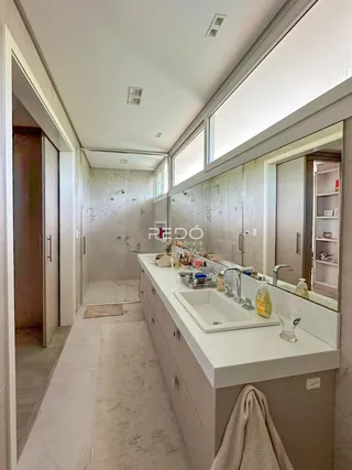 Hall de entrada com bancada e espelho em um imóvel em Lajeado.
