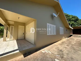 Fachada de uma residência em Lajeado, Brasil, com entrada coberta e garagem.