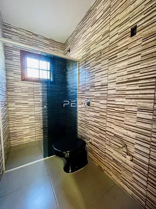 Foto de um banheiro com revestimento de azulejos na Lajeado.