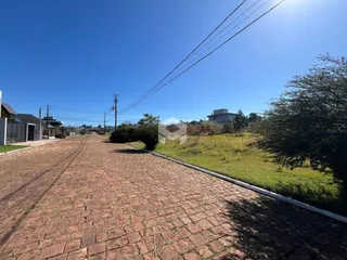 Vista da rua pavimentada em Lajeado, Brasil com área verde ao lado.