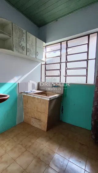 Interior de um cômodo com paredes em tons de azul e branco e piso de cerâmica.