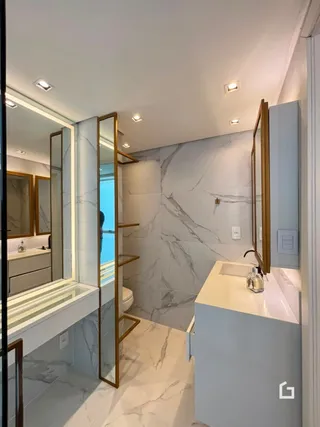 Foto de um banheiro moderno com revestimento em mármore claro.